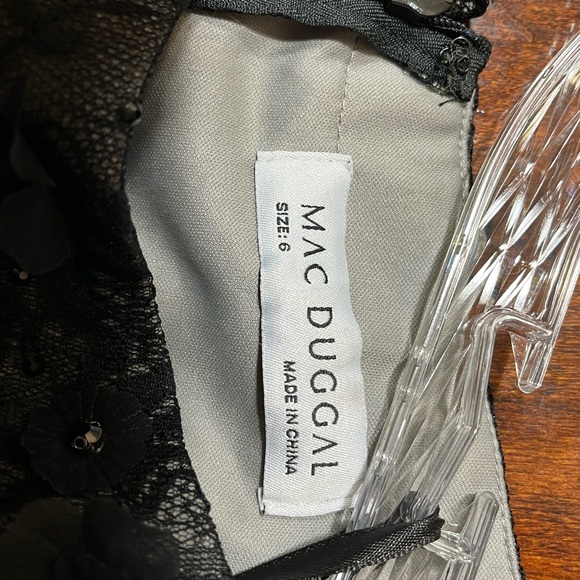 Mac Duggal/NWT Floral Applique Boat Neck Short Sleeve Gown, Black 67711 - Picture 10 of 14